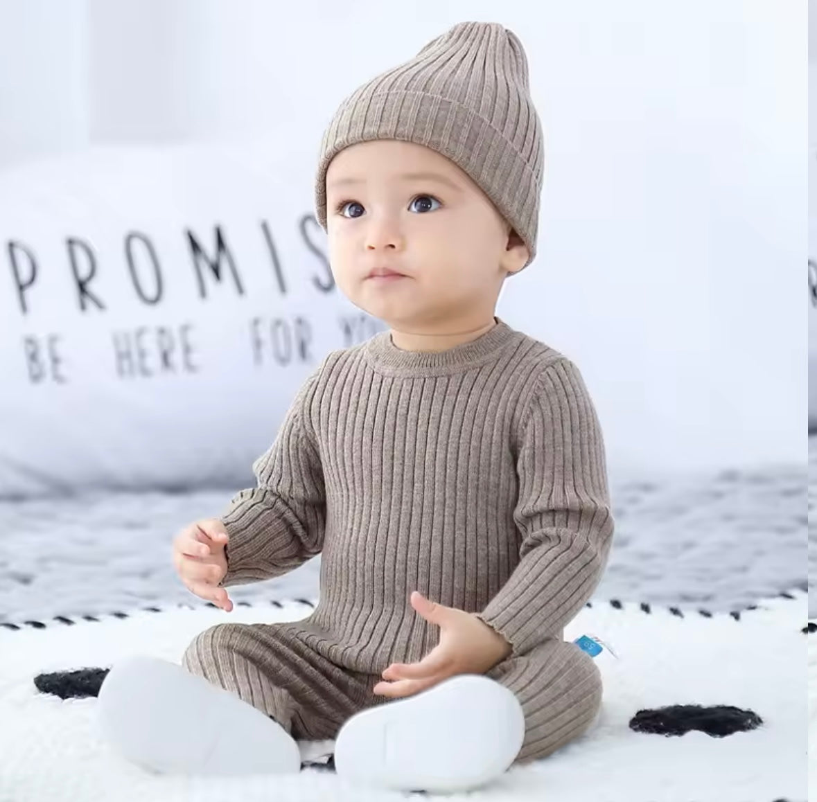 Baby lounge with matching hat